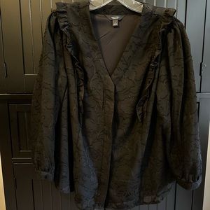 Simply Vera v neck bottom front lace and ruffle blouse, size Large